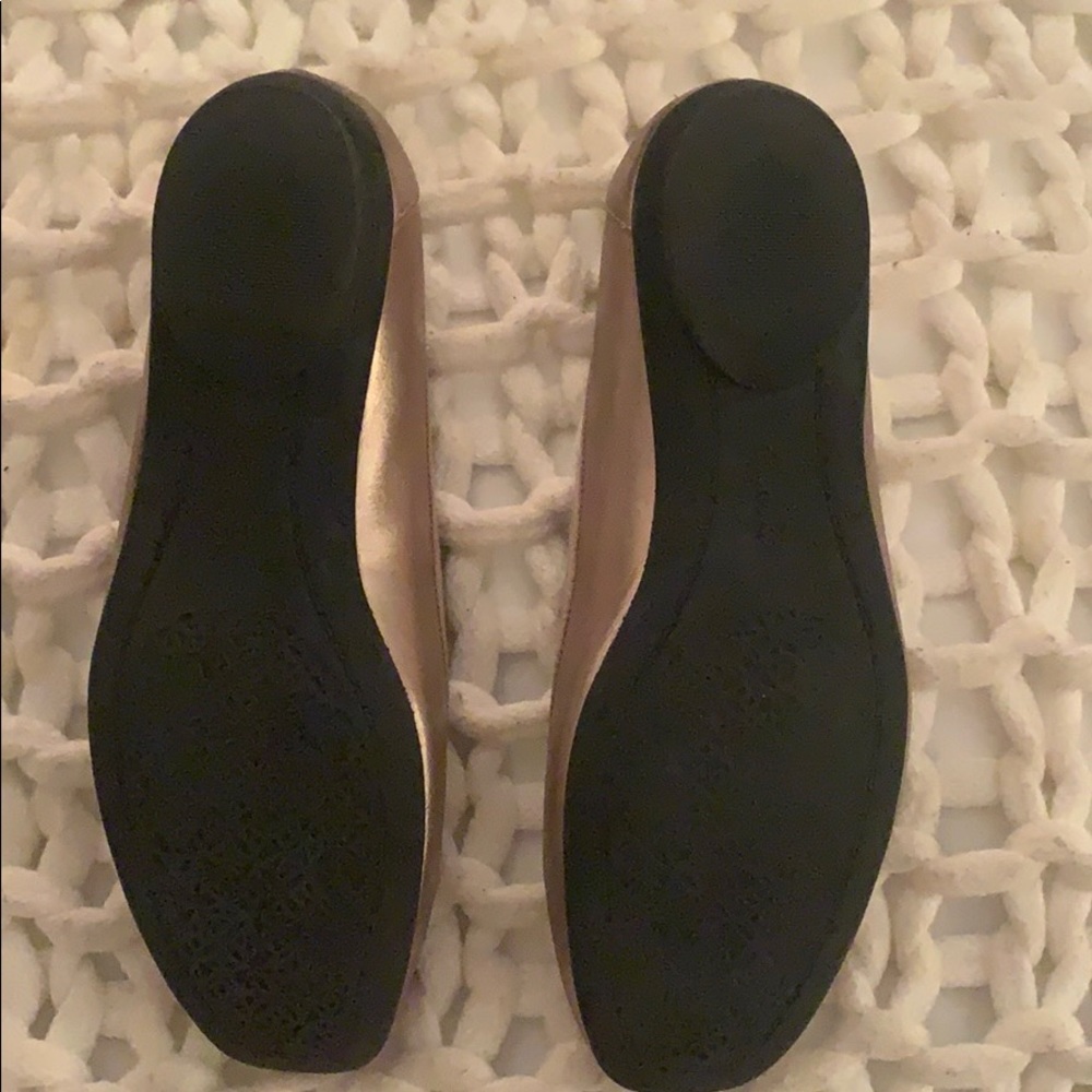 7 Clarks Gold Leather Flat - Picture 2 of 5